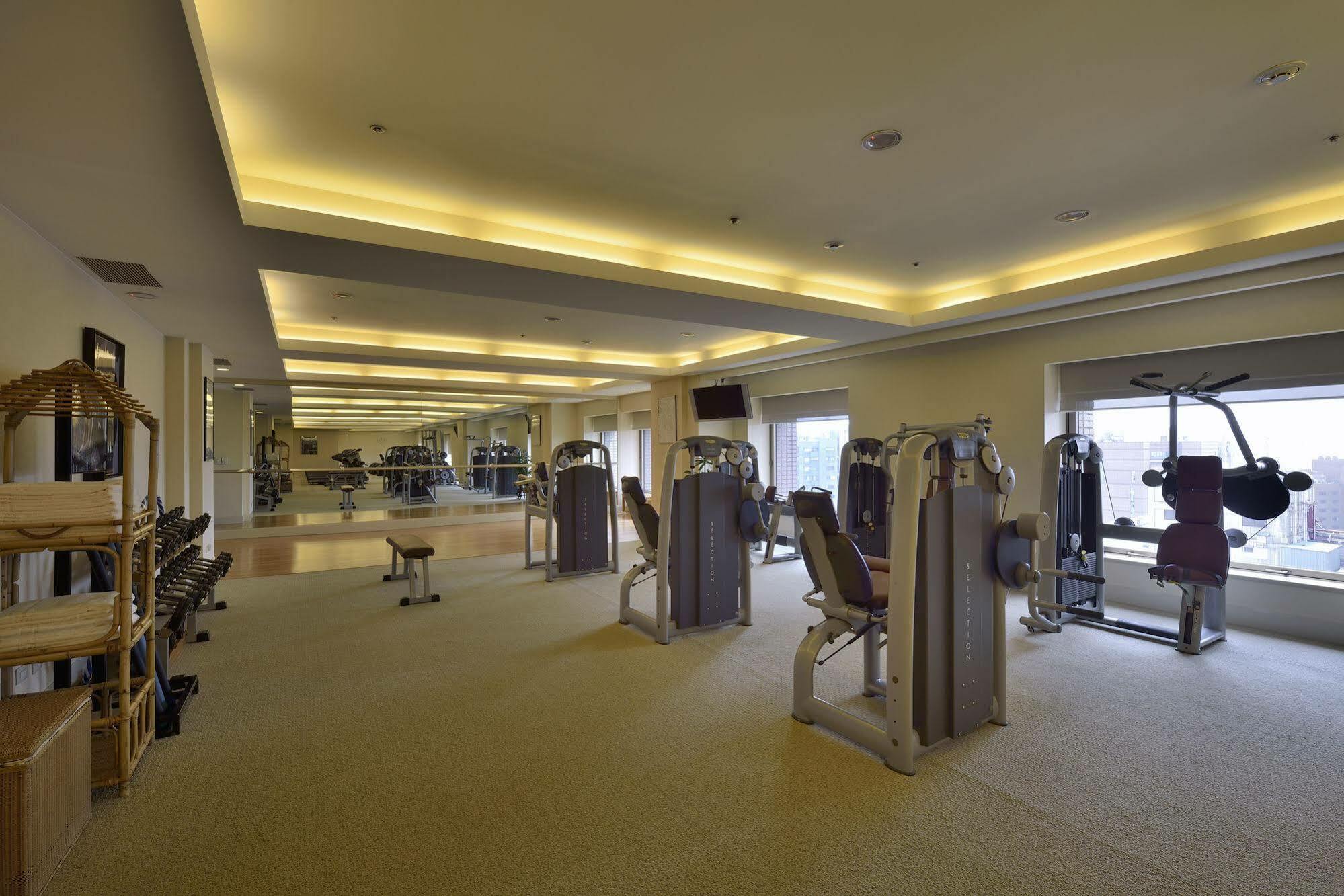 The Sherwood Тайбэй Экстерьер фото The gym at the hotel