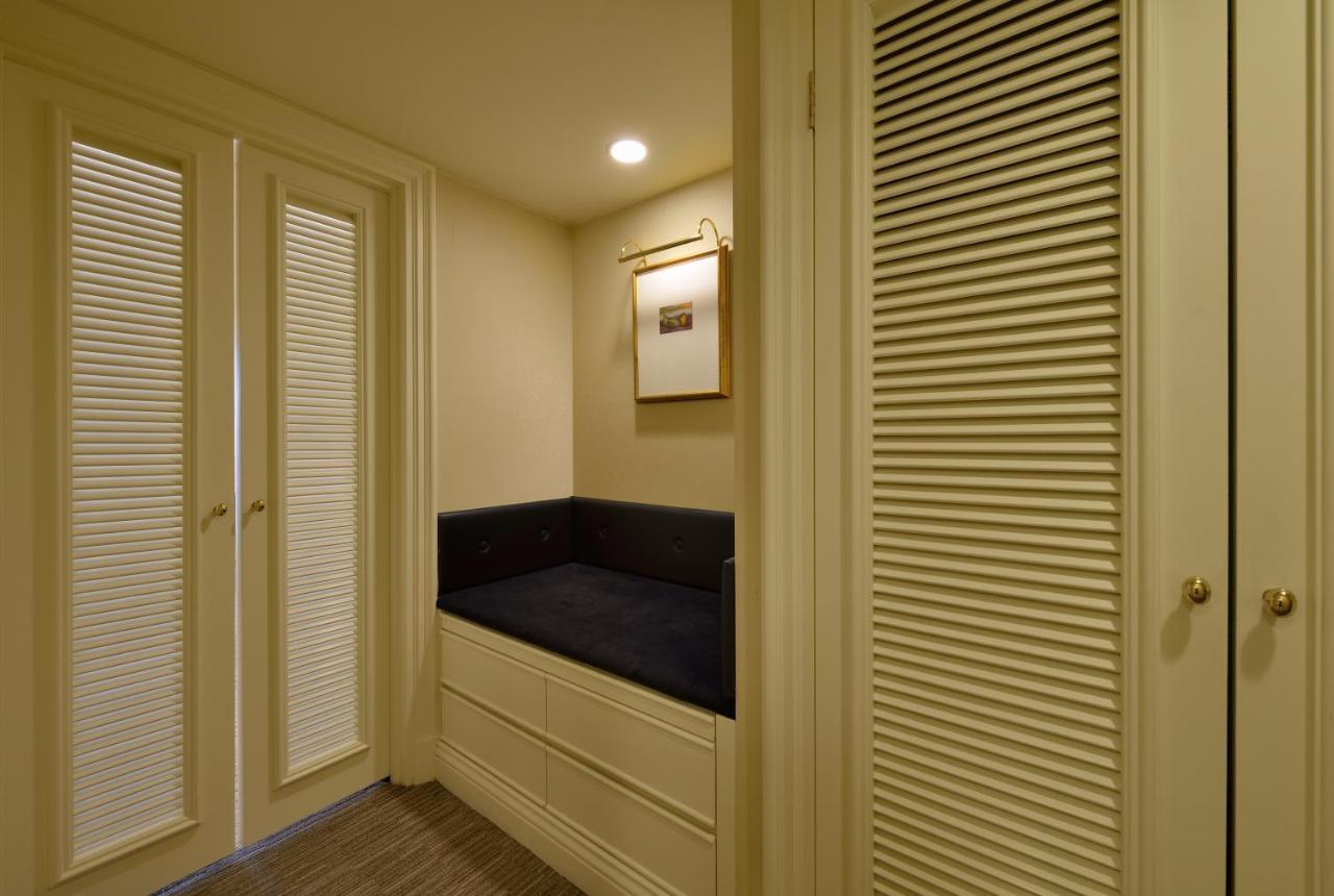 The Sherwood Тайбэй Экстерьер фото A louvered door